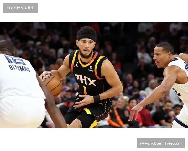 布克掌控比赛节奏助力球队攻防转换成为核心驱动力